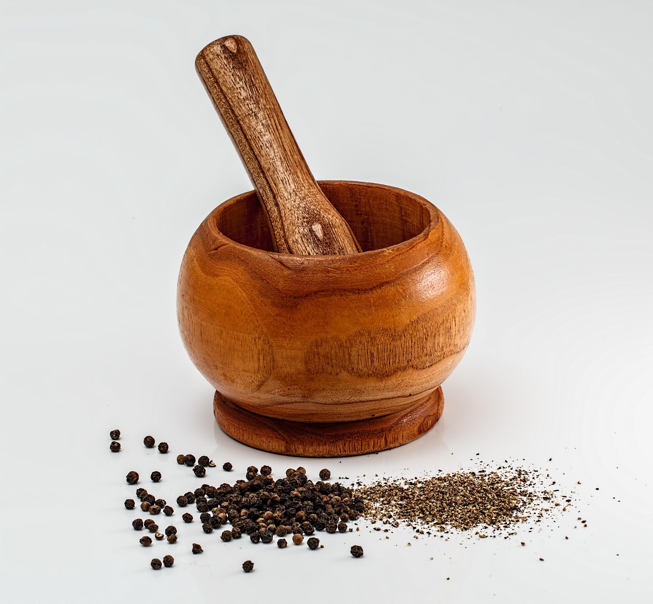 Hand mengt kruiden voor aromatherapie boost. Hand mengt kruiden voor aromatherapie boost.