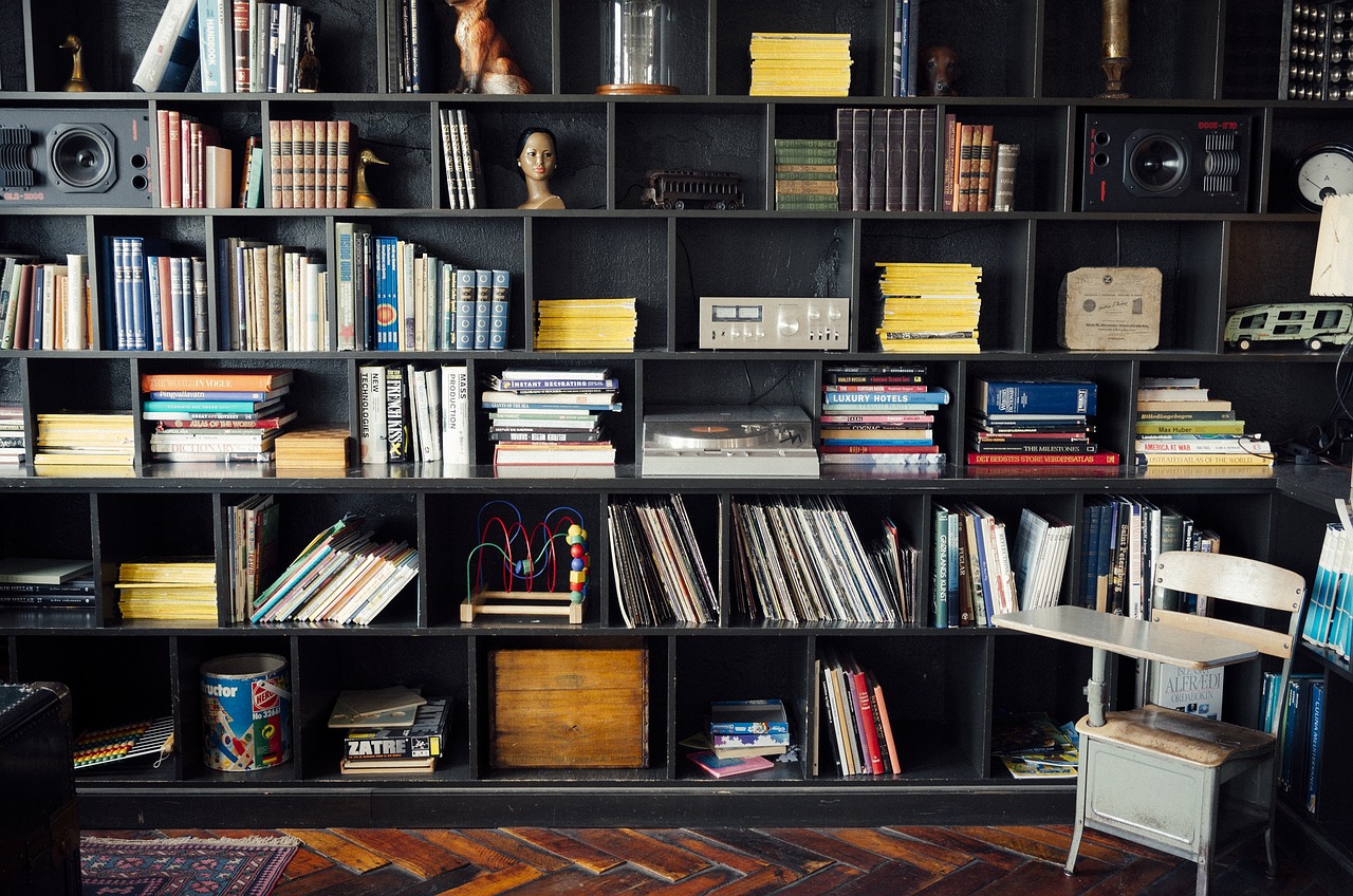 Klassieke houten boekenwand in ruime leefruimte. Klassieke houten boekenwand in ruime leefruimte.