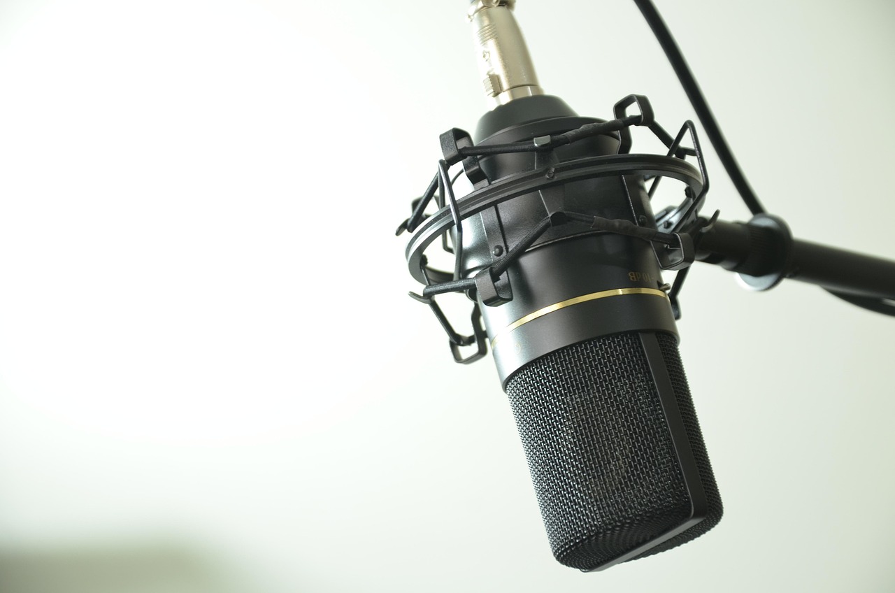 Verlichte geluidsdichte studio met comfortabele stoel.