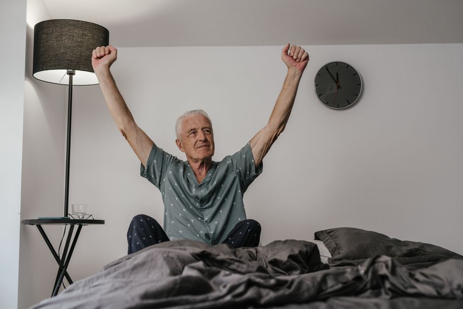 Daglichtlamp verlicht kamer van actieve senioren. Daglichtlamp verlicht kamer van actieve senioren.