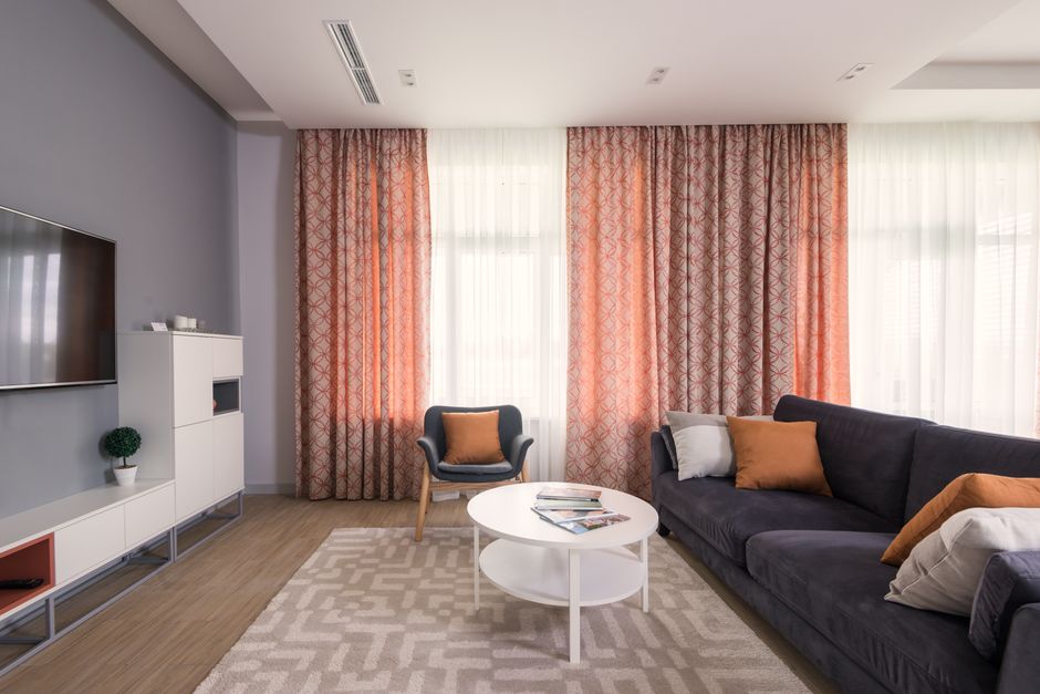 Zomerse woonkamer met oranje en gele gordijnen. Zomerse woonkamer met oranje en gele gordijnen.