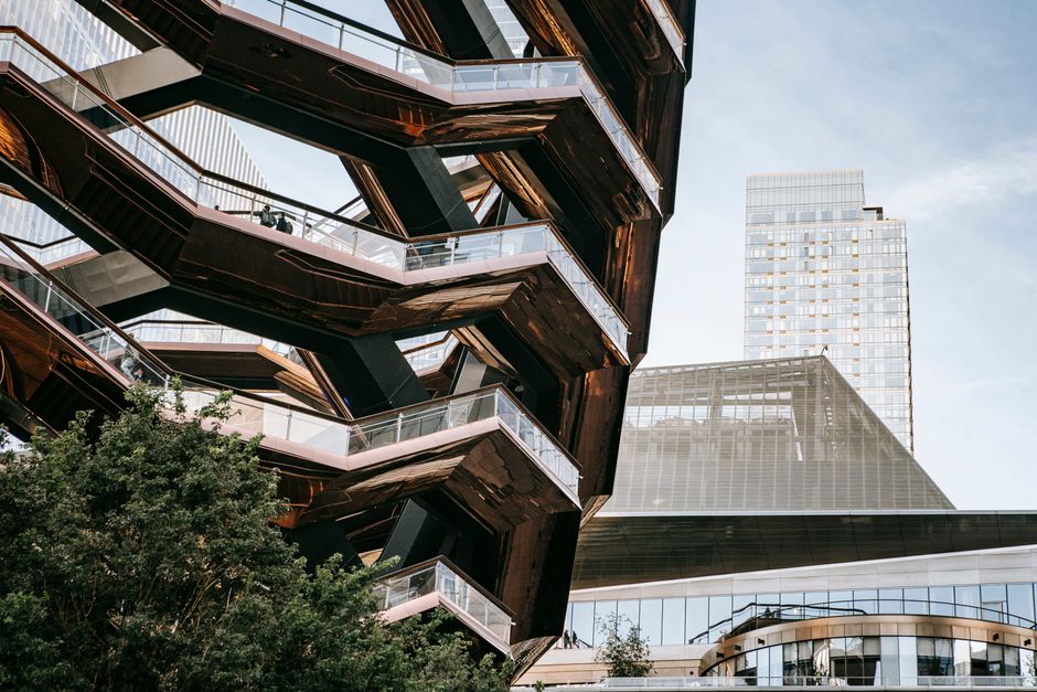 Voortuin minimalisme: geometrische vormen en lege ruimtes. Voortuin minimalisme: geometrische vormen en lege ruimtes.