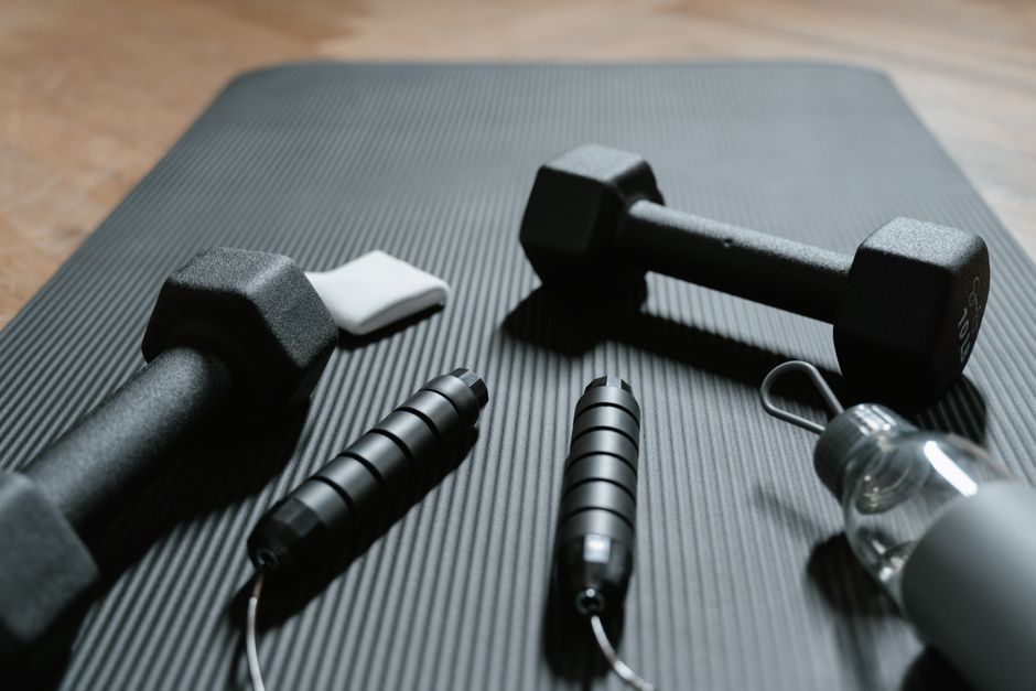Persoon doet yoga in thuis wellness-gym. Persoon doet yoga in thuis wellness-gym.