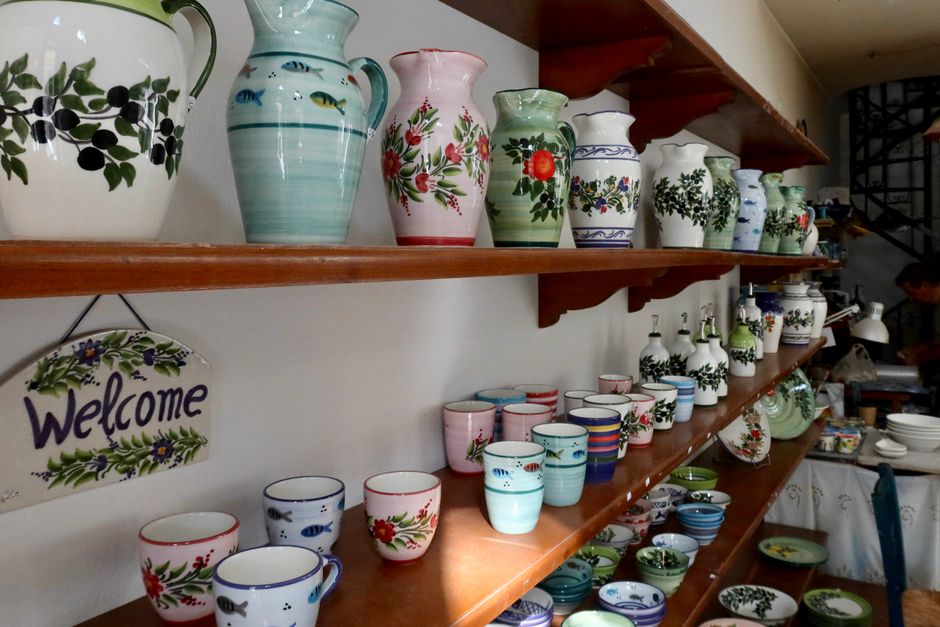 Met de hand beschilderde keramiek aan muur. Met de hand beschilderde keramiek aan muur.