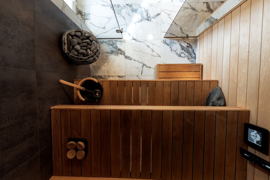 Compacte sauna-installatie in een smalle wasruimte. Compacte sauna-installatie in een smalle wasruimte.
