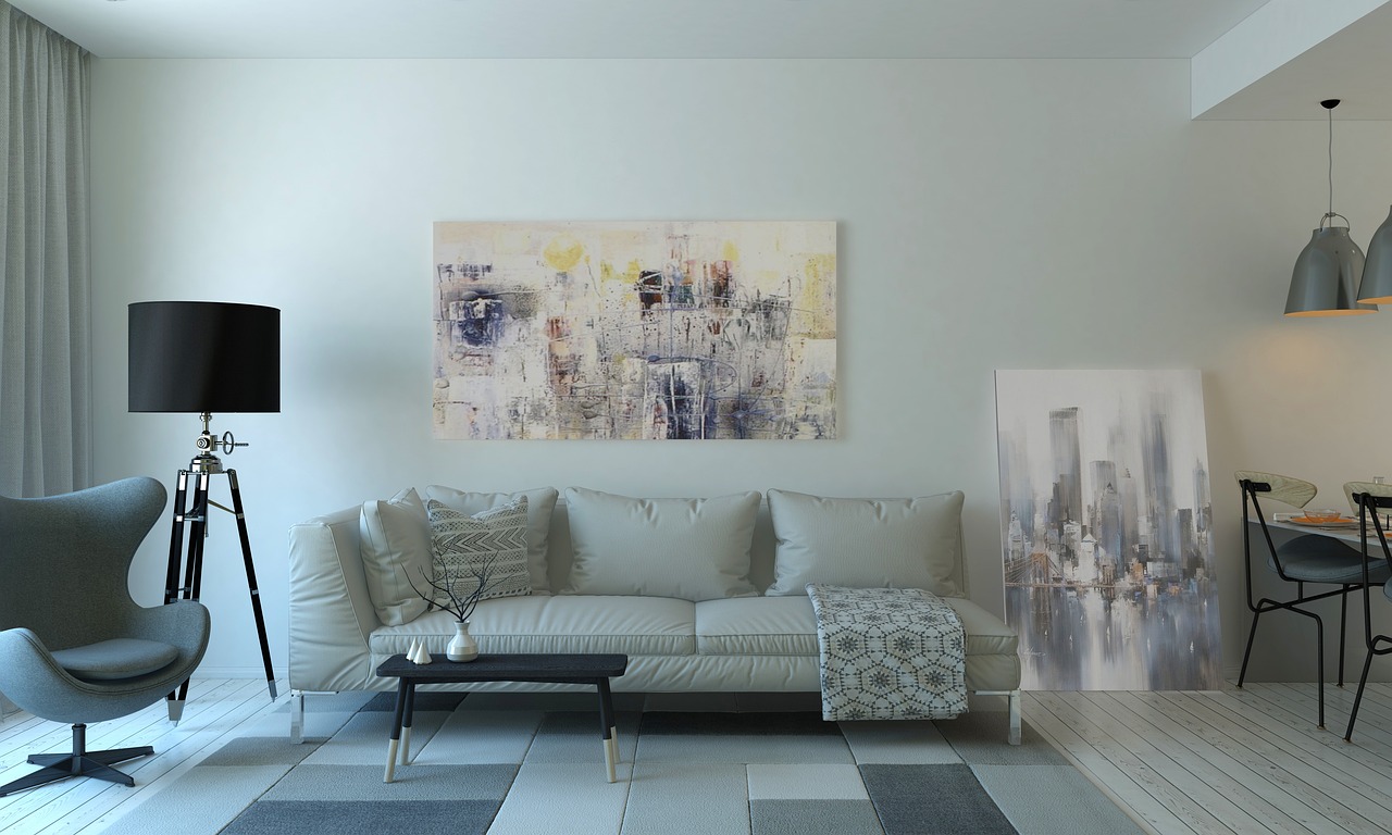 Fluwelen gordijnen met bloemenprint in woonkamer.