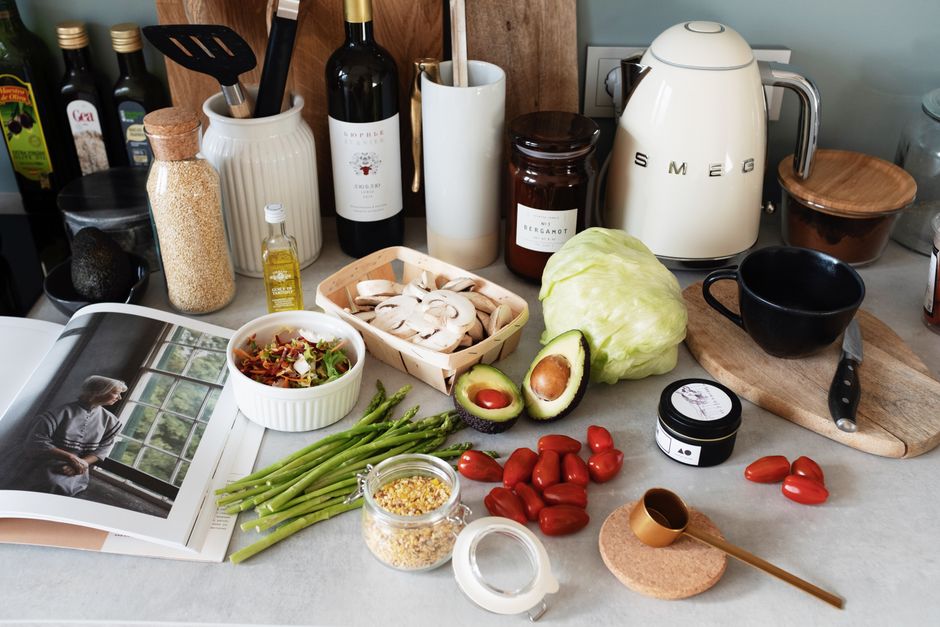 Koks bereiden biologische gerechten met slow food. Koks bereiden biologische gerechten met slow food.