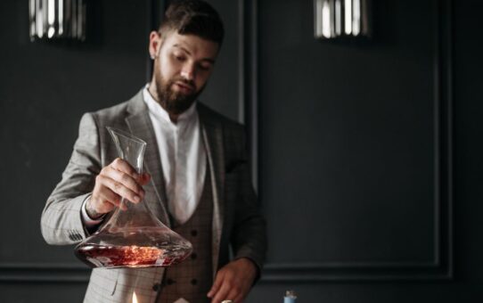 Zomerse tafelsetting: hoe gebruik je glazen decanters als stijlvolle blikvanger