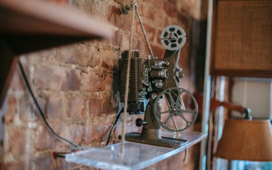 De kracht van overhead projecties: uniek ruimtegebruik in kleine studioruimtes