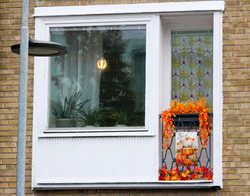 Zomerbalkon transformeert naar comfortabele herfstsetting. Zomerbalkon transformeert naar comfortabele herfstsetting.