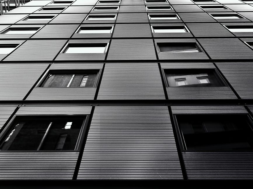 Moderne energiezuinige raamkozijnen in herfstomgeving.