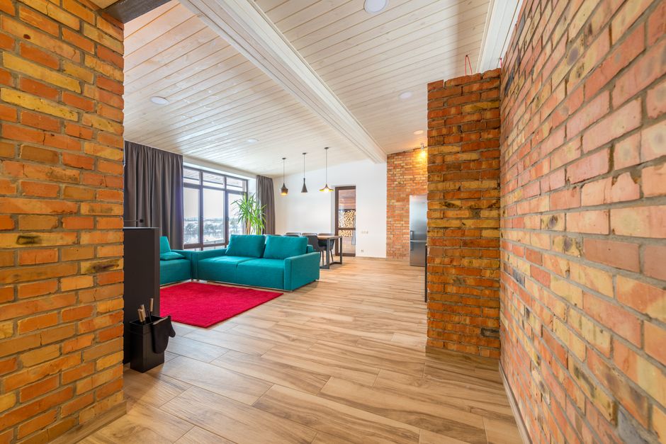 Gezellige woonkamer met baksteenrode accenten. Gezellige woonkamer met baksteenrode accenten.