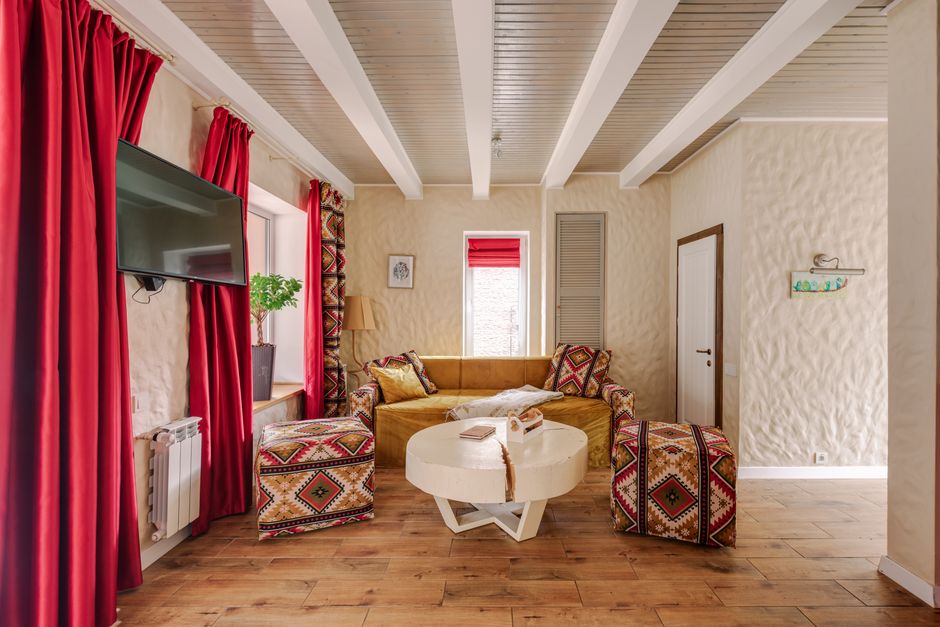 Sfeervolle slaapkamer met baksteenrood en diepgroen. Sfeervolle slaapkamer met baksteenrood en diepgroen.