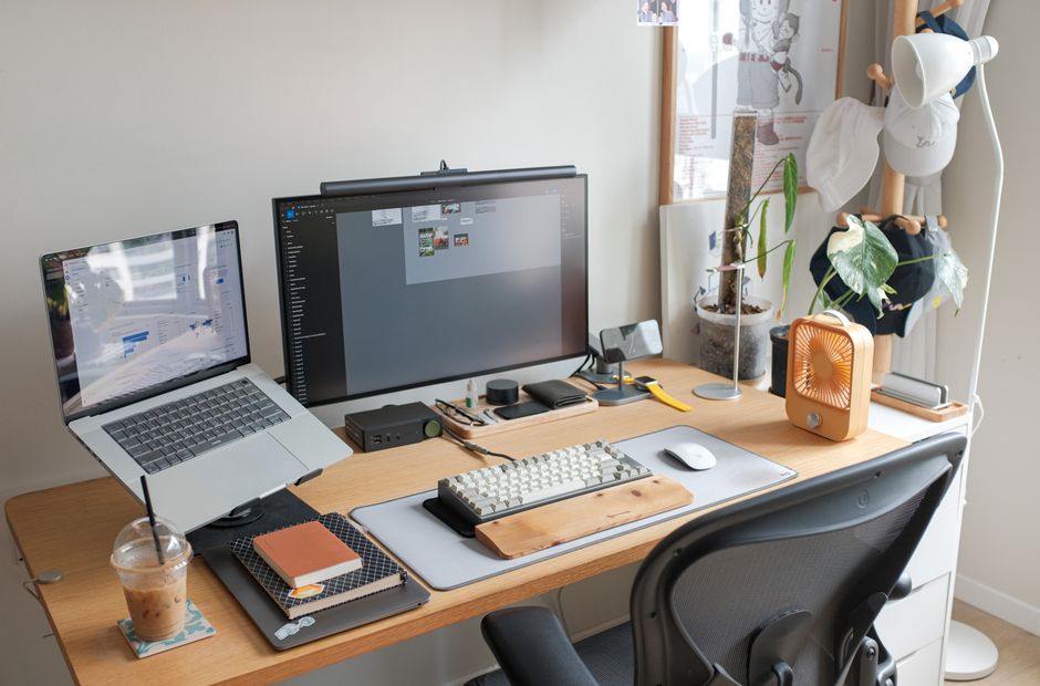 Moderne werkkameropstelling met slimme bureauliestemming. Moderne werkkameropstelling met slimme bureauliestemming.