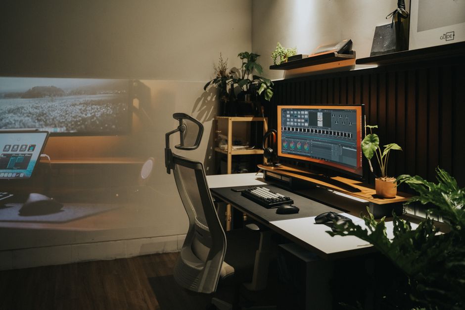 Gezellige werkkamer met groene planten en verlichting. Gezellige werkkamer met groene planten en verlichting.
