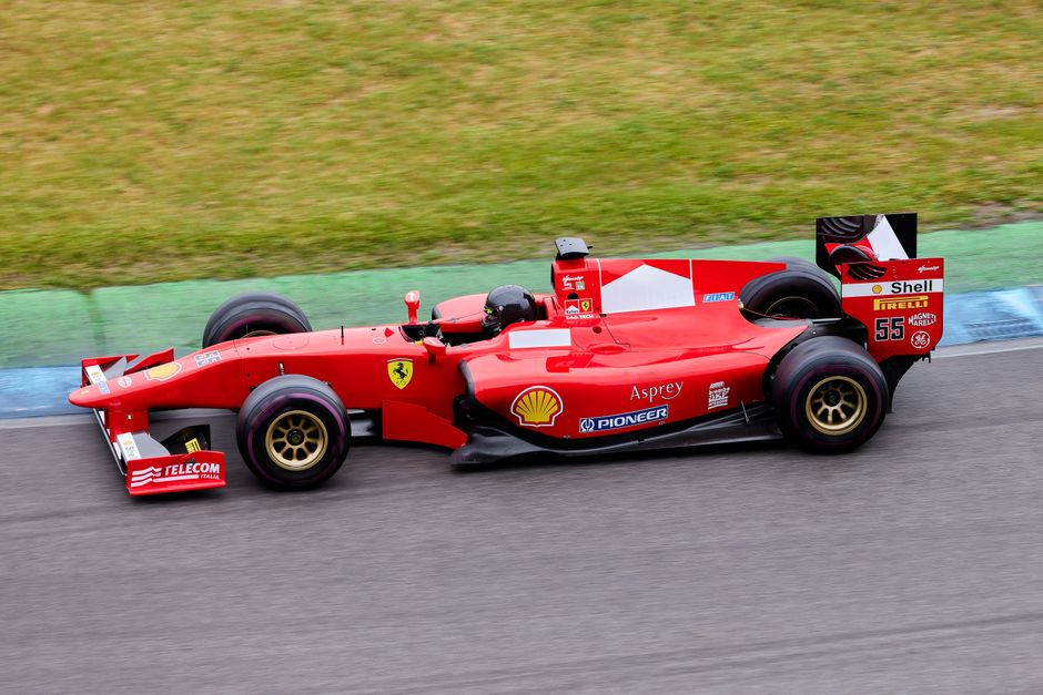 Formule 1 posters op een woonkamerwand Formule 1 posters op een woonkamerwand