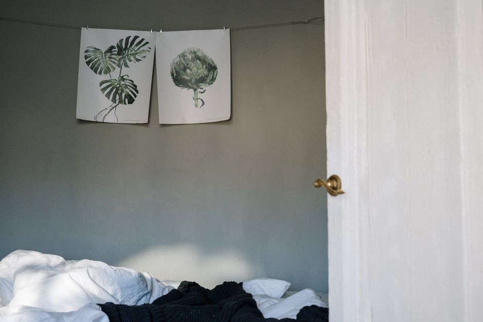 Moderne kamer met paardposter en herfstversiering. Moderne kamer met paardposter en herfstversiering.